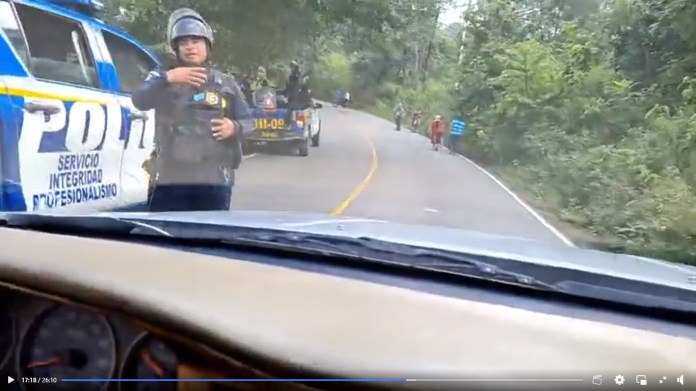 PNC libera el paso en Chimaltenango. Captura de Pantalla. El Progonero Noticias Chimaltenango