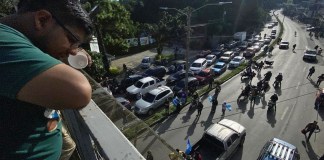 Un guatemalteco observa desde una pasarela el caos tras los bloqueos.