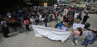 Un grupo de manifestantes mantiene uno de los bloqueos en la zona 6 de la ciudad.
