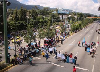 Un grupo de guatemaltecos bloquean la carretera interamericana kilómetro 19.