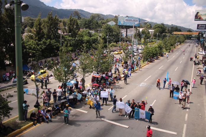 Un grupo de guatemaltecos bloquean la carretera interamericana kilómetro 19.