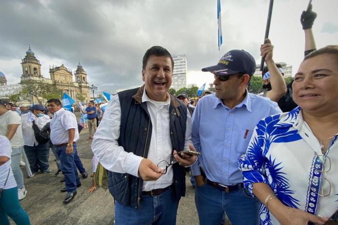 El exdiputado Estuardo Galdámez se hizo presente a la manifestación.