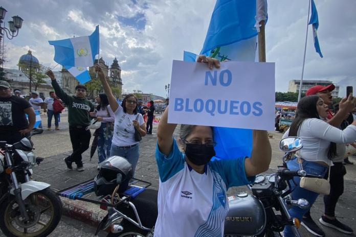 Un grupo de personas se reunió frente al Palacio Nacional y se pronunció en contra de los bloqueos.