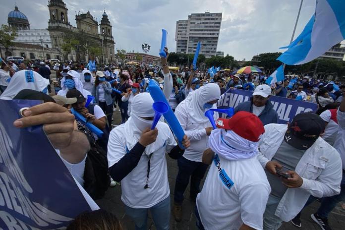 Entre el grupo de manifestantes también había algunos que llevaban el rostro tapado o portaban mascarillas.