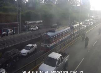 Un total de 20 buses que ingresaron a la capital por la Ruta al Atlántico y se dirigen a la sede central del Ministerio Público.