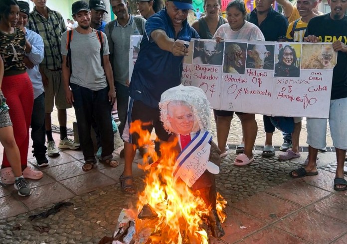 Un grupo de migrantes participa en una manifestación contra la cumbre sobre migración celebrada en Tapachula, estado de Chiapas, México, el 22 de octubre de 2023.
