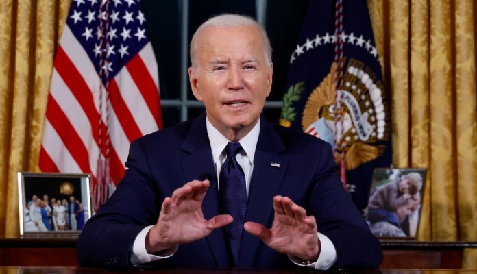 El presidente estadounidense Joe Biden habla sobre la guerra entre Israel y Hamás en la Oficina Oval de la Casa Blanca