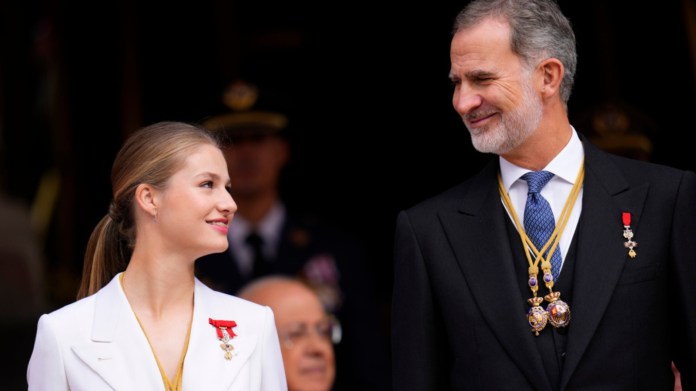 La princesa Leonor mira a su padre, el rey Felipe VI, durante un desfile militar luego de que ella jurara fidelidad a la Constitución como posible futura reina de España, Madrid