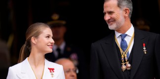 La princesa Leonor mira a su padre, el rey Felipe VI, durante un desfile militar luego de que ella jurara fidelidad a la Constitución como posible futura reina de España, Madrid