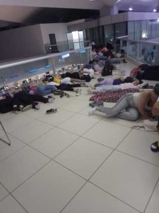 aeropuerto gente durmiento la aurora