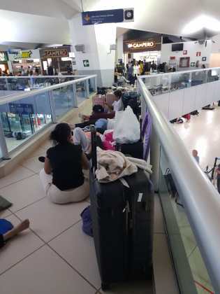 aeropuerto gente durmiento la aurora 1