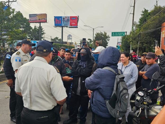 Por medio del diálogo se permite el paso a los vehículos y motocicletas que esperan en las carreteras. 