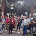 Un grupo de manifestantes se ubicó frente a la finca que pertenece al presidente Alejandro Giammattei, en Santa María de Jesús, Sacatepéquez.