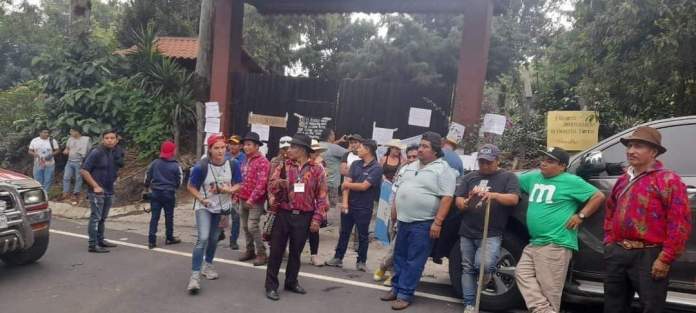 Un grupo de manifestantes se ubicó frente a la finca que pertenece al presidente Alejandro Giammattei, en Santa María de Jesús, Sacatepéquez.