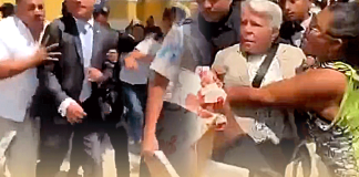 Manifestantes increparan a Miguel Martínez, exjefe del extinto Centro de Gobierno, y a sus familiares el pasado sábado 14 de octubre al salir de la Iglesia La Merced en Antigua Guatemala,