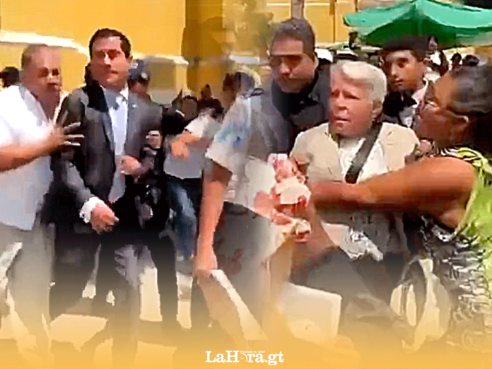 Manifestantes increparan a Miguel Martínez, exjefe del extinto Centro de Gobierno, y a sus familiares el pasado sábado 14 de octubre al salir de la Iglesia La Merced en Antigua Guatemala,