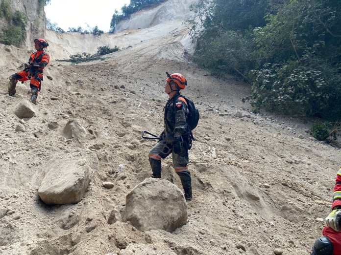 Elementos de varias instituciones participan en las labores de búsqueda de los afectados por el deslizamiento de tierra en la zona 3 de lcapital.