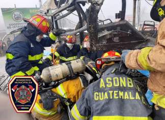 En el kilómetro 185 de la ruta interamericana entrada a San Ramón y Paxtoca Totonicapán, un tráiler y un autobús de la empresa Xelabus. Foto La Hora/Bomberos Municipales