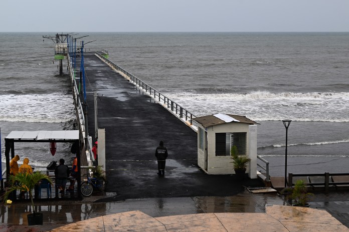 Vista del puerto de La Libertad luego de que las autoridades suprimieran las actividades pesqueras a lo largo de la costa salvadoreña