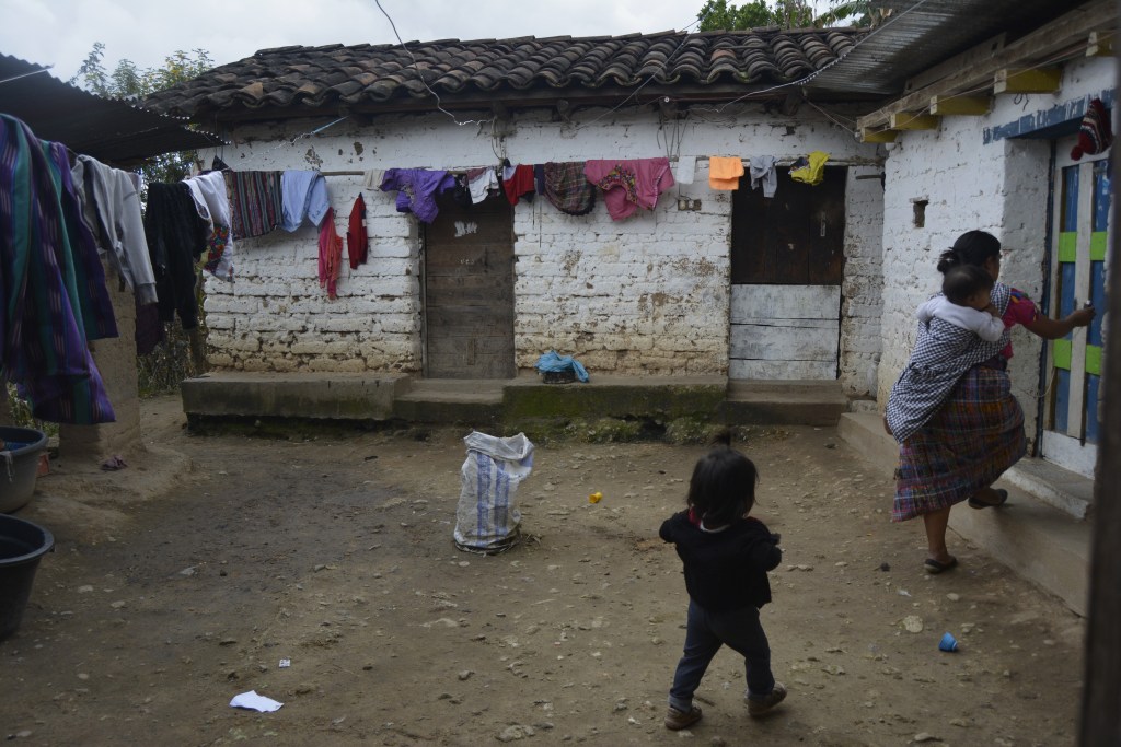 La casa de Juana es de tierra toda. En las láminas oxidadas se filtra al agua, las lluvias no los últimos días afirmaron eso.