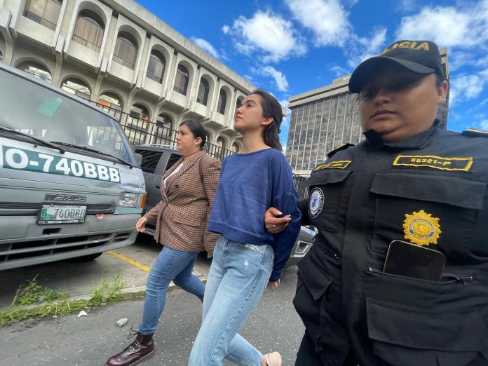 La excandidata a diputada por Semilla, Marcela Blanco, es trasladad a la Torre de Tribunales tras ser capturada. La acompaña Andrea Reyes, diputada electa por dicha agrupación.