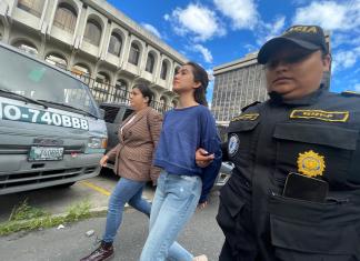 La excandidata a diputada por Semilla, Marcela Blanco, es trasladad a la Torre de Tribunales tras ser capturada. La acompaña Andrea Reyes, diputada electa por dicha agrupación.