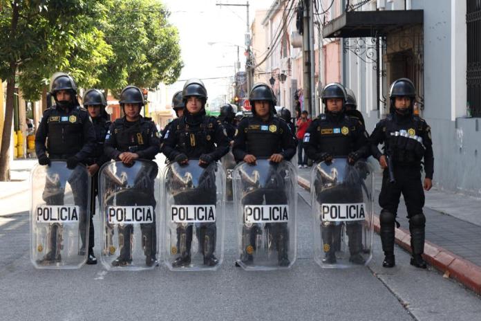 Elementos de las fuerzas antimotines de la Policía Nacional Civil (PNC) se encuentran en los alrededores del Congreso de la República.
