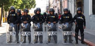Elementos de las fuerzas antimotines de la Policía Nacional Civil (PNC) se encuentran en los alrededores del Congreso de la República.