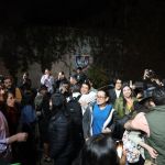 Familiares y amigos se hicieron presentes en Mariscal Zavala para esperar la salida de los implicados por el caso "Toma de la Usac: Botín Político". Foto: Semilla