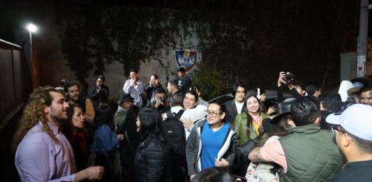 Familiares y amigos se hicieron presentes en Mariscal Zavala para esperar la salida de los implicados por el caso "Toma de la Usac: Botín Político". Foto: Semilla