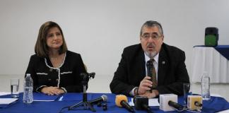 De izquierda a derecha, Karin Herrera, vicepresidenta electa; y Bernardo Arévalo, presidente electo.