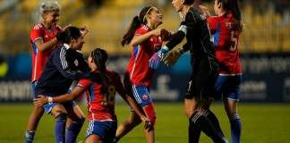 Las jugadoras de Chile celebran tras derrotar 2-1 a Estados Unidos en las semifinales del fútbol femenino de los Juegos Panamericanos. Foto La Hora/AP
