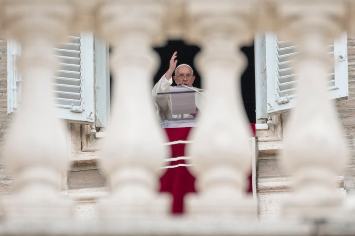 El Papa Francisco da su bendición desde la ventana de su estudio con vista a la Plaza de San Pedro en el Vaticano. Foto La Hora/AP