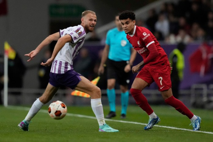 Luis Diaz del Liverpool intenta gambetear el balón para superar a Mikkel Desler del Toulouse en el encuentro del Grupo E de la Europa League. Foto La Hora/AP