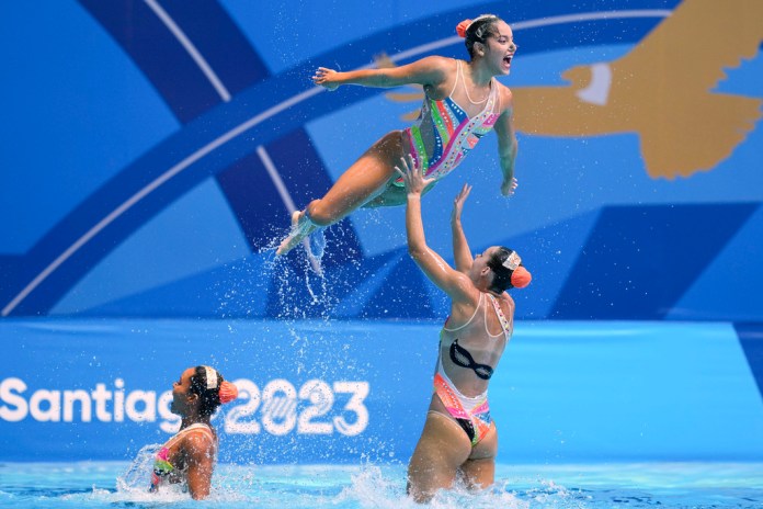 El equipo de natación artística de Brasil actúa en la final de rutina acrobática en los Juegos Panamericanos, en Santiago, Chile. Foto La Hora/AP