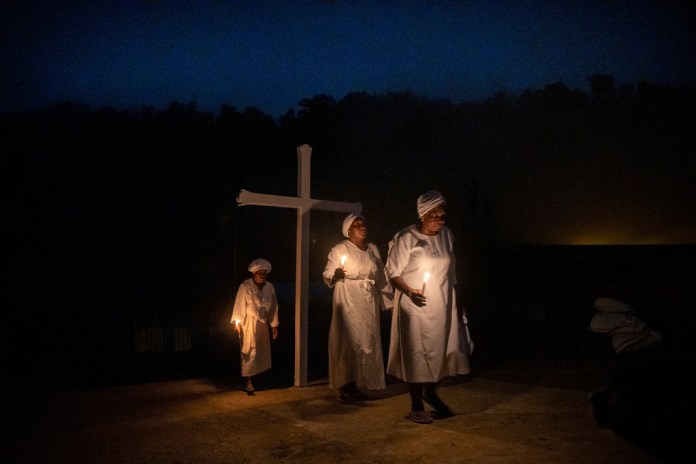 "Animeras" caminan hacia una iglesia durante los festejos del Día de los Muertos en Telembi, Ecuador. Foto La Hora/AP