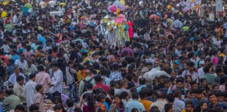 Una multitud de personas abarrota un mercado durante los preparativos para la fiesta de Diwali, en Mumbai, India. Foto La Hora/AP