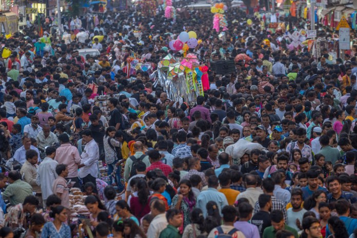 Una multitud de personas abarrota un mercado durante los preparativos para la fiesta de Diwali, en Mumbai, India. Foto La Hora/AP