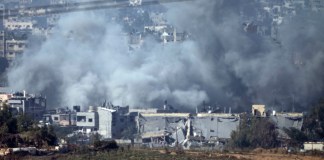 Una explosión causada por un ataque israelí en la Franja de Gaza causa una nube de humo. Foto La Hora/AP