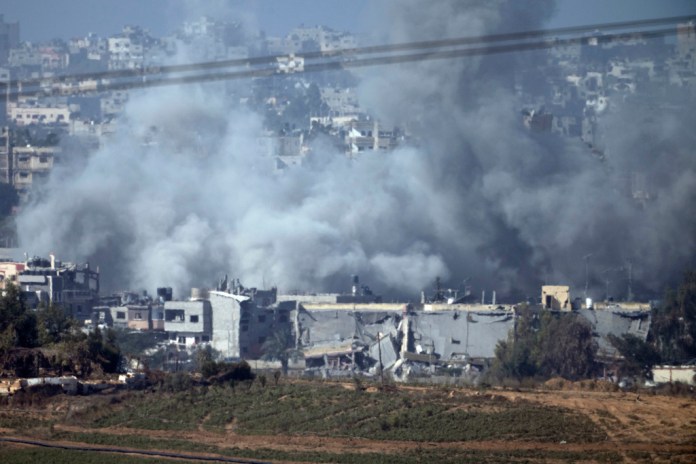 Una explosión causada por un ataque israelí en la Franja de Gaza causa una nube de humo. Foto La Hora/AP