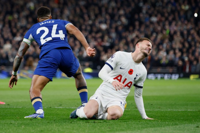 James Maddison, derecha, de Tottenham, resulta lesionado durante el partido de futbol de la Liga Premier de Inglaterra entre Tottenham Hotspur y Chelsea, en el estadio Tottenham Hotspur. Foto La Hora/AP