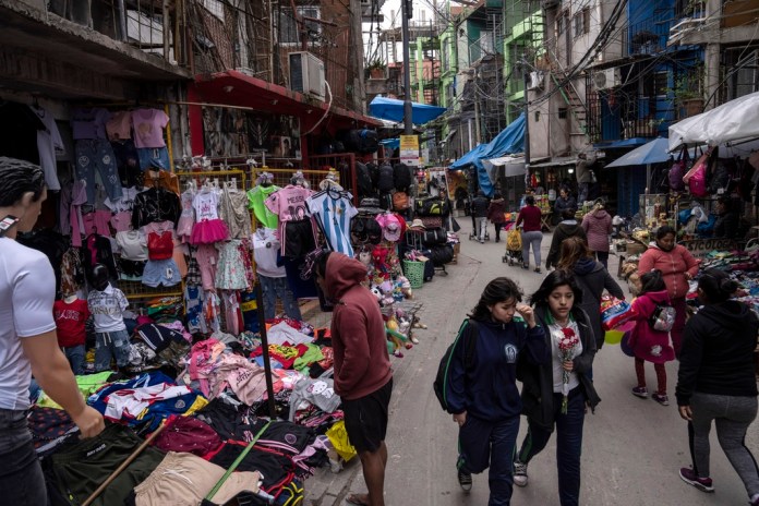 Personas acuden a una mercado callejeron en el barrio de bajos ingresos de Padre Carlos Múgica en Buenos Aires, Argentina. Foto La Hora/AP