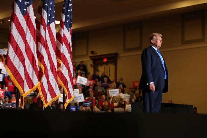 El expresidente Donald Trump saluda a la multitud en un mitin de campaña. Foto La Hora/AP