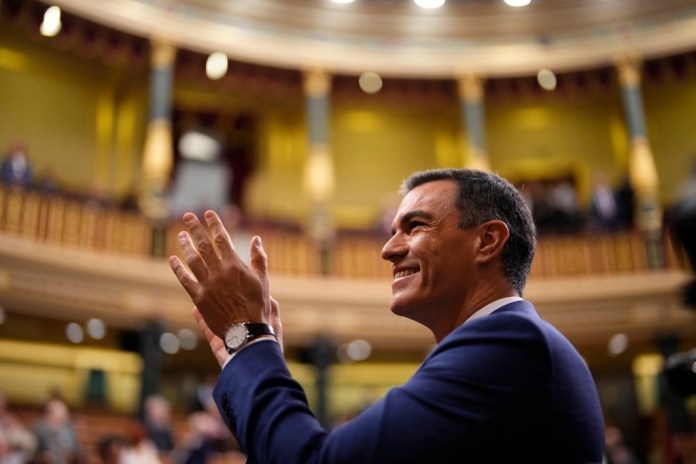 El presidente del gobierno español en funciones, Pedro Sánchez, aplaude durante el debate de investidura en el Congreso de los Diputados en España. Foto La Hora/AP