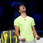 El español Carlos Alcaraz celebra después de ganar el partido de tenis en contra del ruso Daniil Medvedev, correspondiente a las Finales de la ATP. Foto La Hora/AP