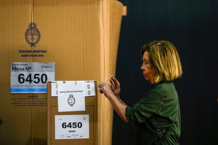 Una mujer vota en la segunda vuelta presidencial entre Javier Milei y Sergio Massa en Buenos Aires, Argentina, el domingo 19 de noviembre de 2023.