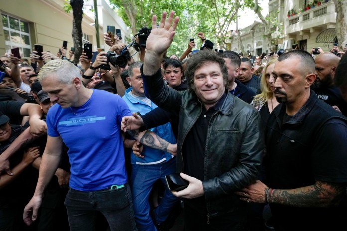 El candidato presidencial de la coalición La Libertad Avanza, Javier Milei, llega a votar en la segunda vuelta presidencial en Buenos Aires, Argentina, el domingo 19 de noviembre de 2023.