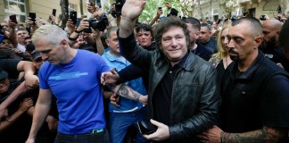 El candidato presidencial de la coalición La Libertad Avanza, Javier Milei, llega a votar en la segunda vuelta presidencial en Buenos Aires, Argentina, el domingo 19 de noviembre de 2023.