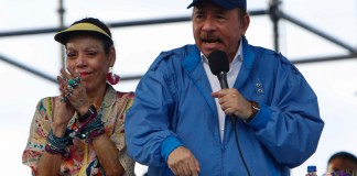 El presidente de Nicaragua, Daniel Ortega, habla a sus seguidores mientras su esposa y vicepresidenta, Rosario Murillo, aplaude en Managua, Nicaragua, el miércoles 29 de agosto de 2018.