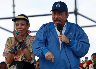 El presidente de Nicaragua, Daniel Ortega, habla a sus seguidores mientras su esposa y vicepresidenta, Rosario Murillo, aplaude en Managua, Nicaragua, el miércoles 29 de agosto de 2018.